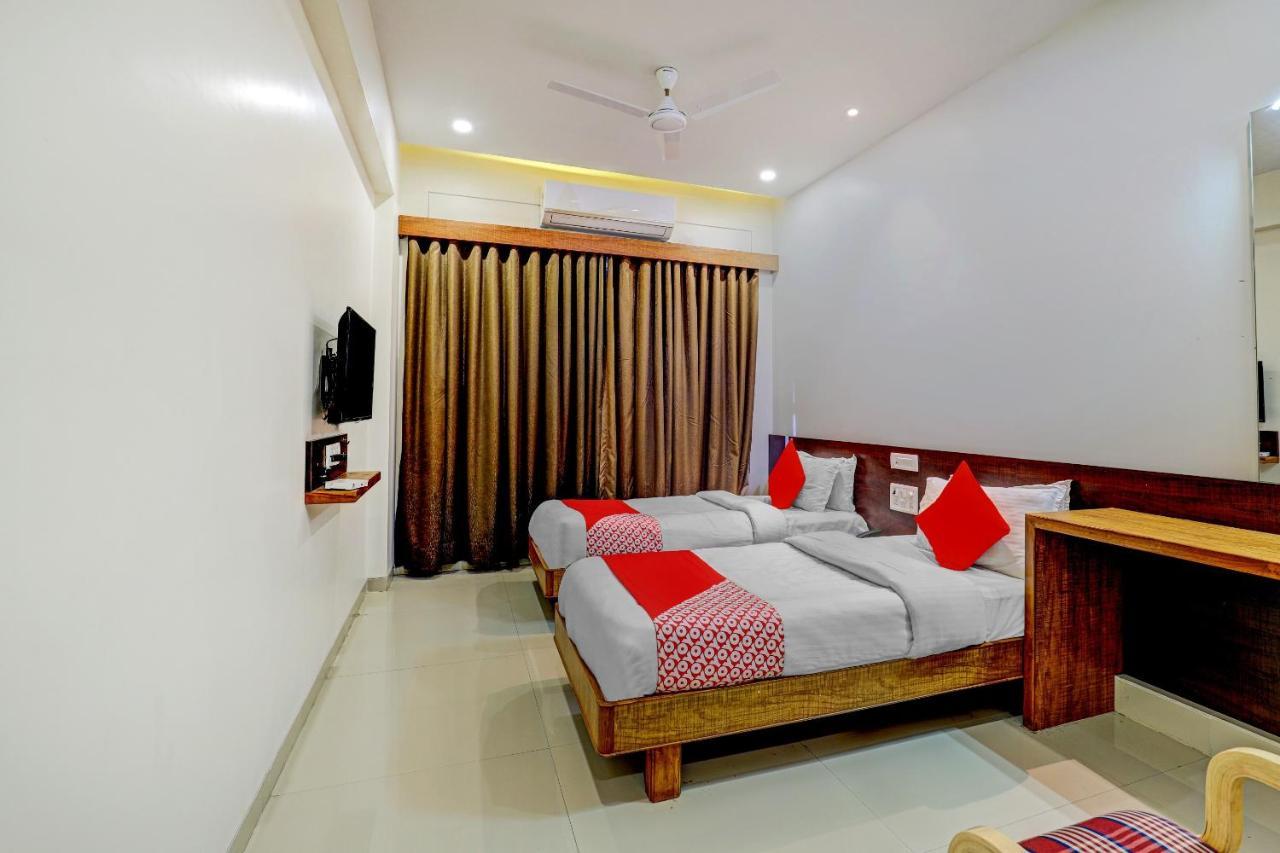 Oyo 77491 Hotel Shreenath Valsad 외부 사진